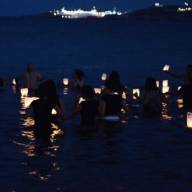 Φωτιά στο Μάτι: Μπήκαν στη θάλασσα και άφησαν 104 φαναράκια για τα θύματα της τραγωδίας - Δείτε βίντεο και φωτογραφίες