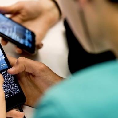 Η γαλλική βουλή υιοθέτησε νομοσχέδιο που απαγορεύει στα παιδιά κάτω των 15 ετών την πρόσβαση στα μέσα κοινωνικής δικτύωσης - Τι ισχύει στον υπόλοιπο κόσμο