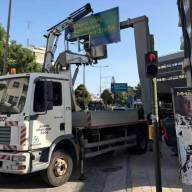 Απορριμματοφόρο με γερανό γκρέμισε πινακίδα και φανάρια στη Λ. Δημοκρατίας