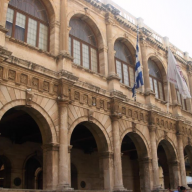 Άρωμα Χριστουγέννων στο Δημοτικό Συμβούλιο Ηρακλείου: Νέο Χριστουγεννιάτικο δένδρο, στολίδια και φωτιστικά για τις γιορτές