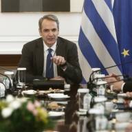 Μητσοτάκης: Φόρος τιμής στους δύο πυροσβέστες στην έναρξη του Υπουργικού Συμβουλίου