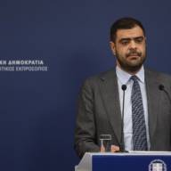 13ος και 14ος μισθός στο Δημόσιο: Νέο «όχι» Μαρινάκη – «Κοστίζουν 3 δισ. τον χρόνο»